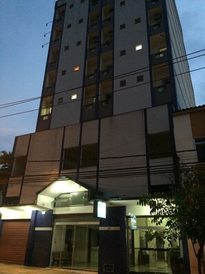 Fassade der Unterkunft – Abend/Nacht