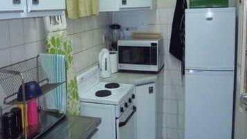 Apartment, 1 Bedroom | Dapur kecil peribadi | Peti sejuk/penyejuk beku saiz penuh, ketuhar gelombang mikro, ketuhar
