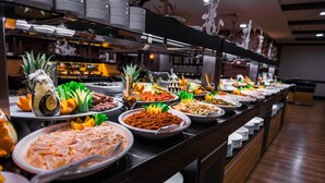 A buffet with various dishes and fruits. - Karinna Hotel Uludag (Bursa)