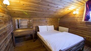 Standard Bungalow | Desk, bed sheets