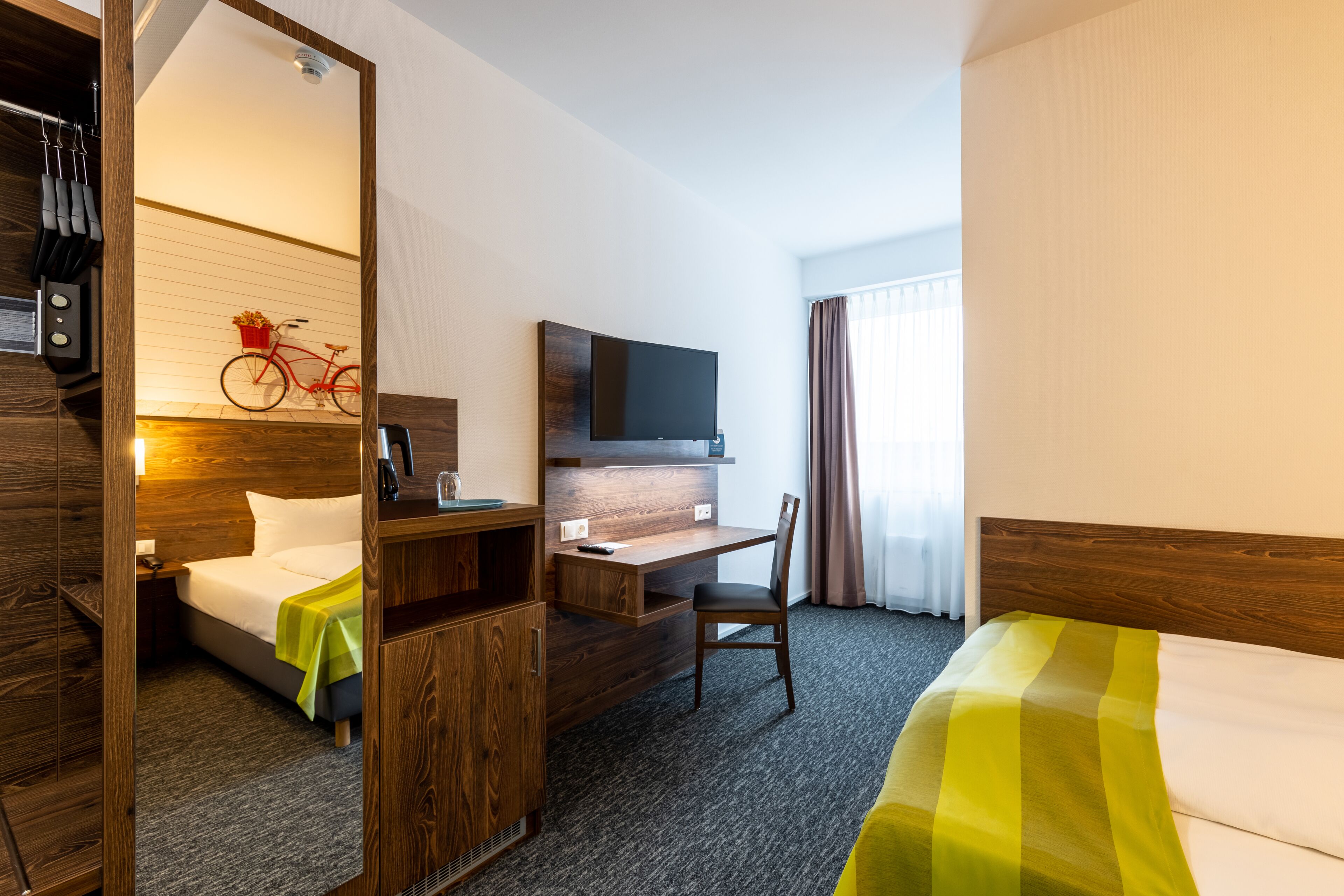 standard double room | premium bedding, minibar, in-room safe, desk
