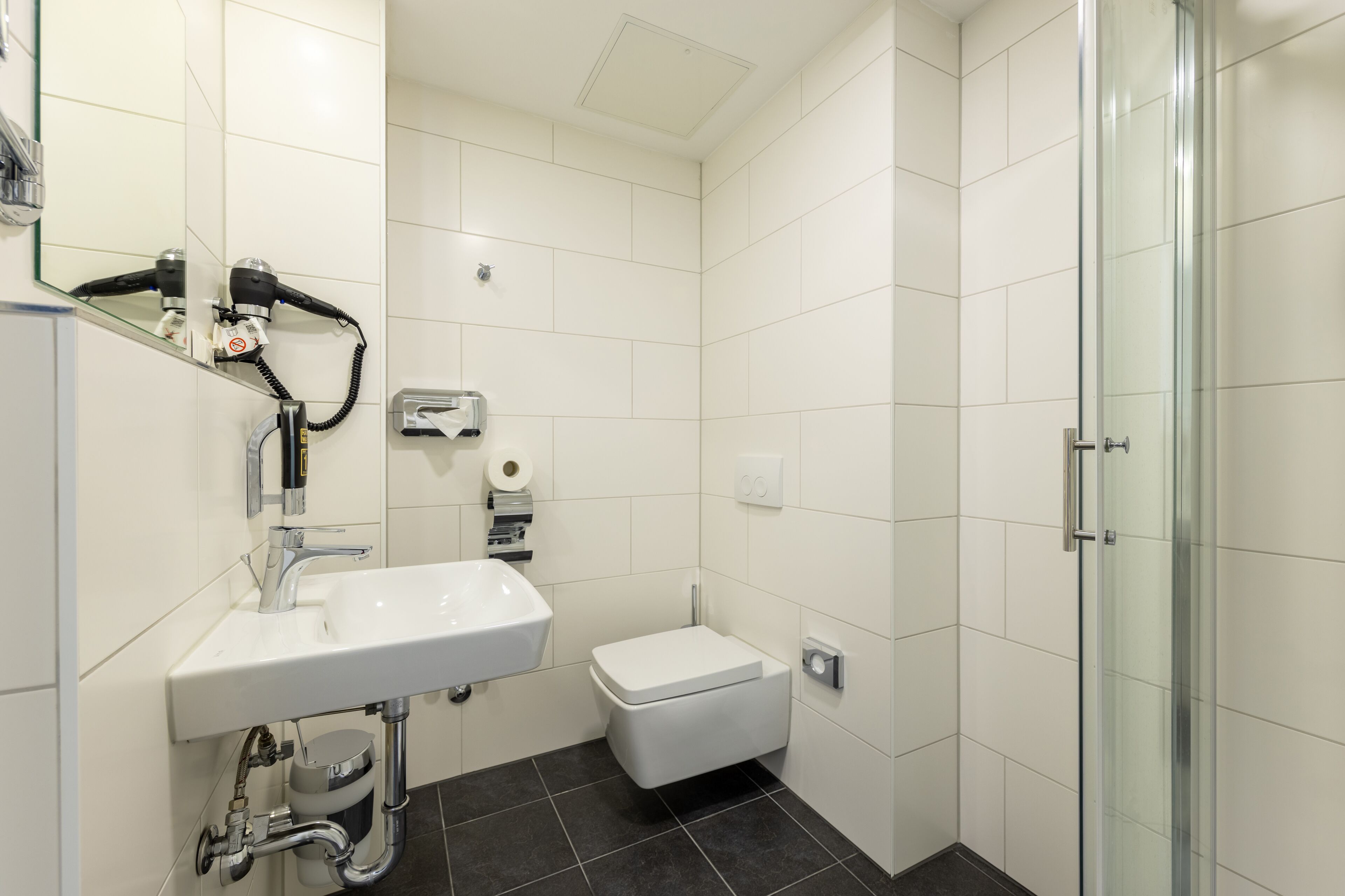 standard twin room | bathroom | shower, towels