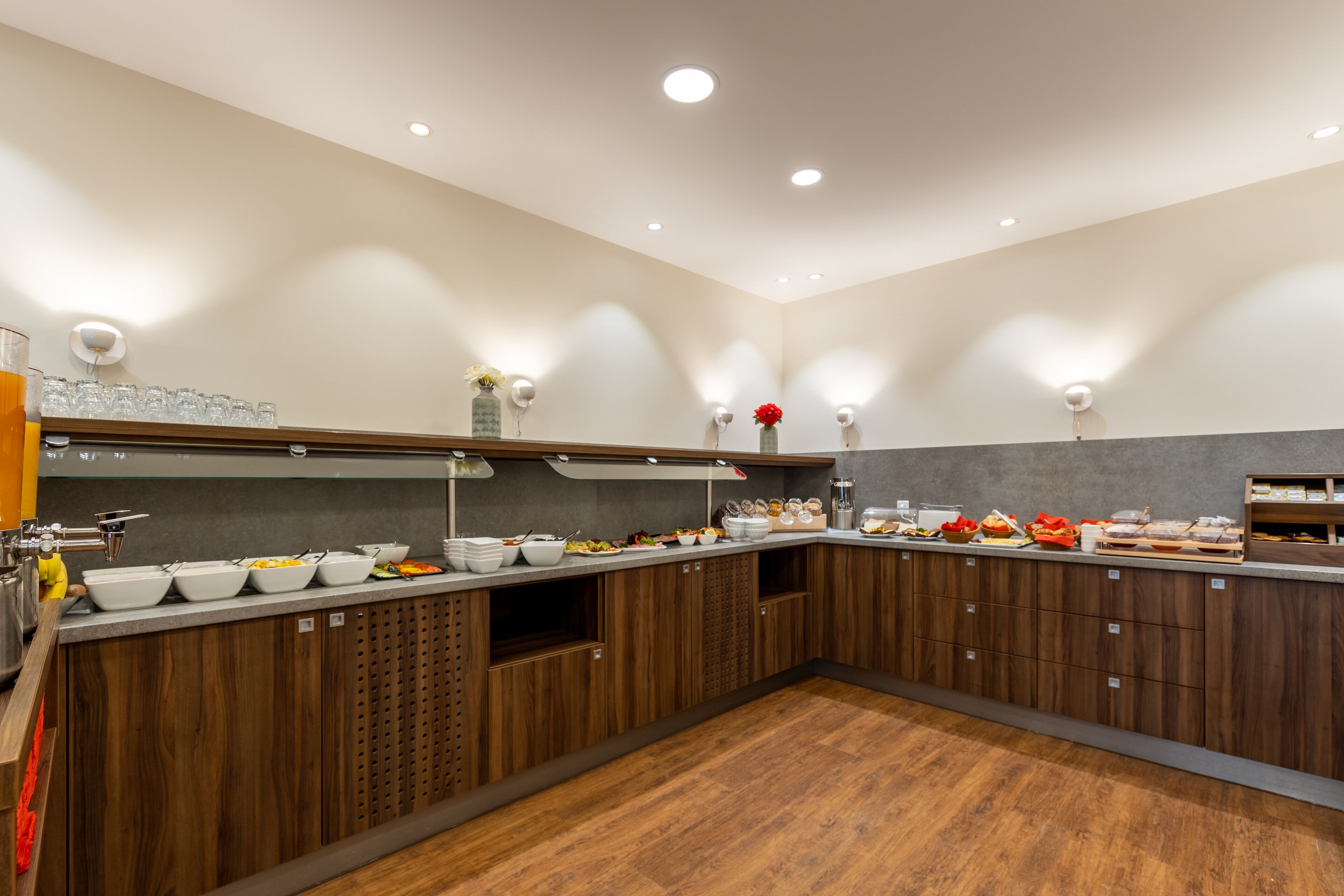 Tägliches Frühstücksbuffet (14 EUR pro Person)