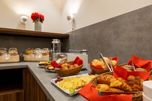 Desayuno buffet diario (EUR 14 por persona)