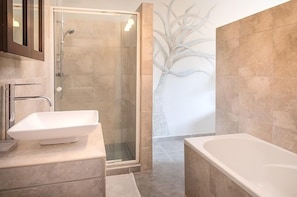 Chambre Deluxe double (Lighthouse) | Salle de bain | Baignoire et douche séparées, baignoire profonde, séchoir à cheveux
