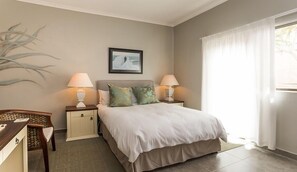 Premium bedding, in-room safe, desk, free cots/infant beds - Desert Rendezvous (Henties Bay)