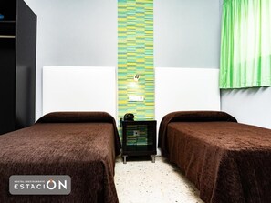 Desk, soundproofing, cots/infant beds, rollaway beds - Estación Jaén (Jaén)
