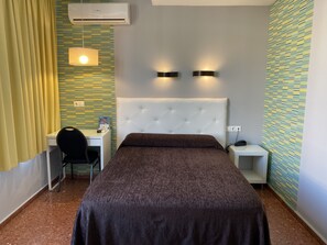 Una scrivania, insonorizzazione, culle/letti per bambini (a pagamento)