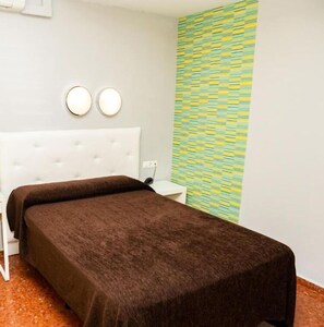 Desk, soundproofing, cots/infant beds, rollaway beds - Estación Jaén (Jaén)