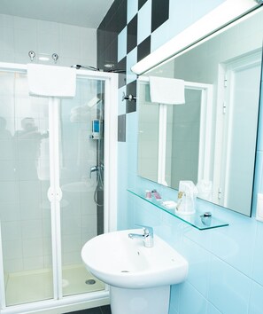 Douche, articles de toilette gratuits, sèche-cheveux