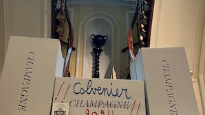Una escalera con cajas etiquetadas como "CHAMPAGNE" y "Calvenier CHAMPAGNE 2024".