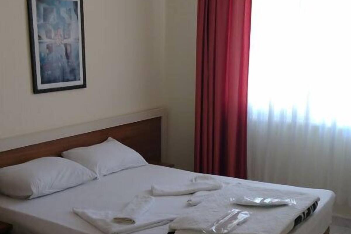 Premium bedding, desk, iron/ironing board, free cots/infant beds
