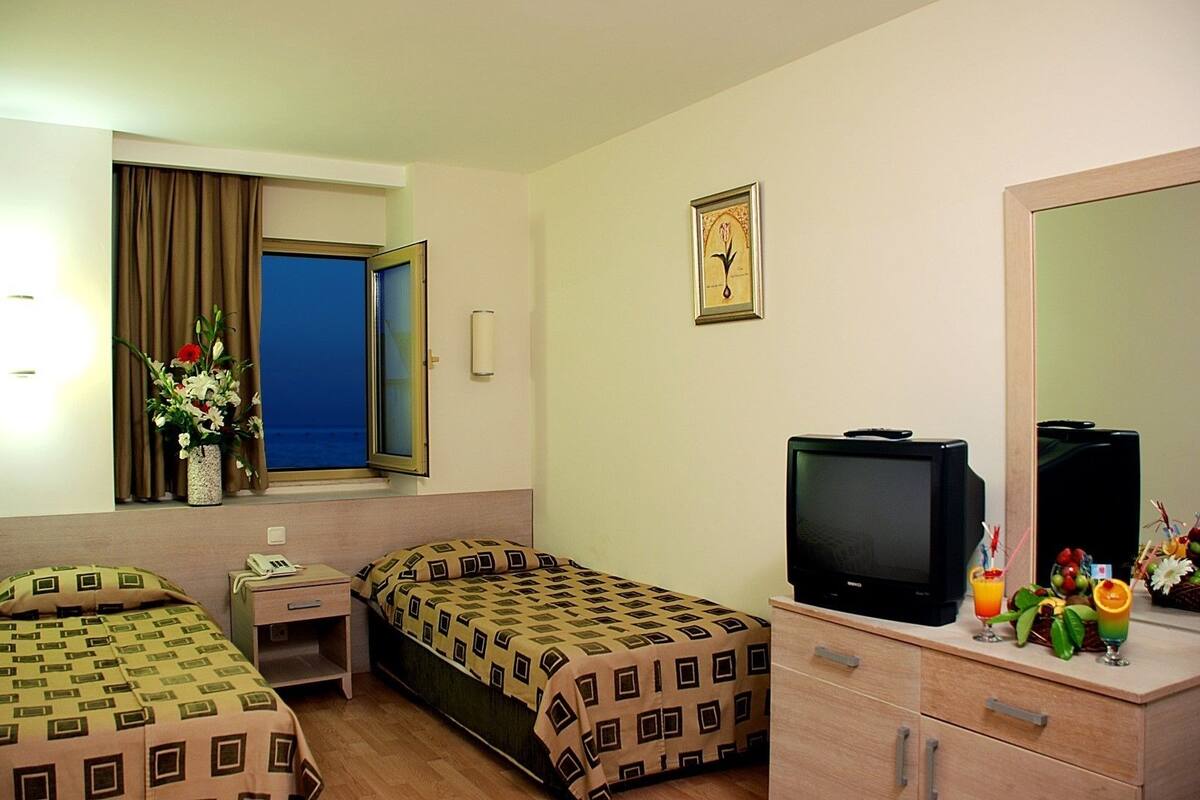 Premium bedding, desk, iron/ironing board, free cots/infant beds