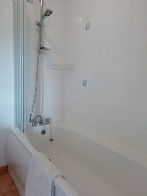 Chambre avec lits jumeaux (Hill View) | Salle de bain | Baignoire et douche séparées, articles de toilette (gratuits)