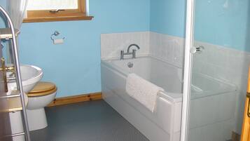 Doppelzimmer (Pond View) | Badezimmer | Badewanne und Dusche (separat), kostenlose Toilettenartikel, Handtücher