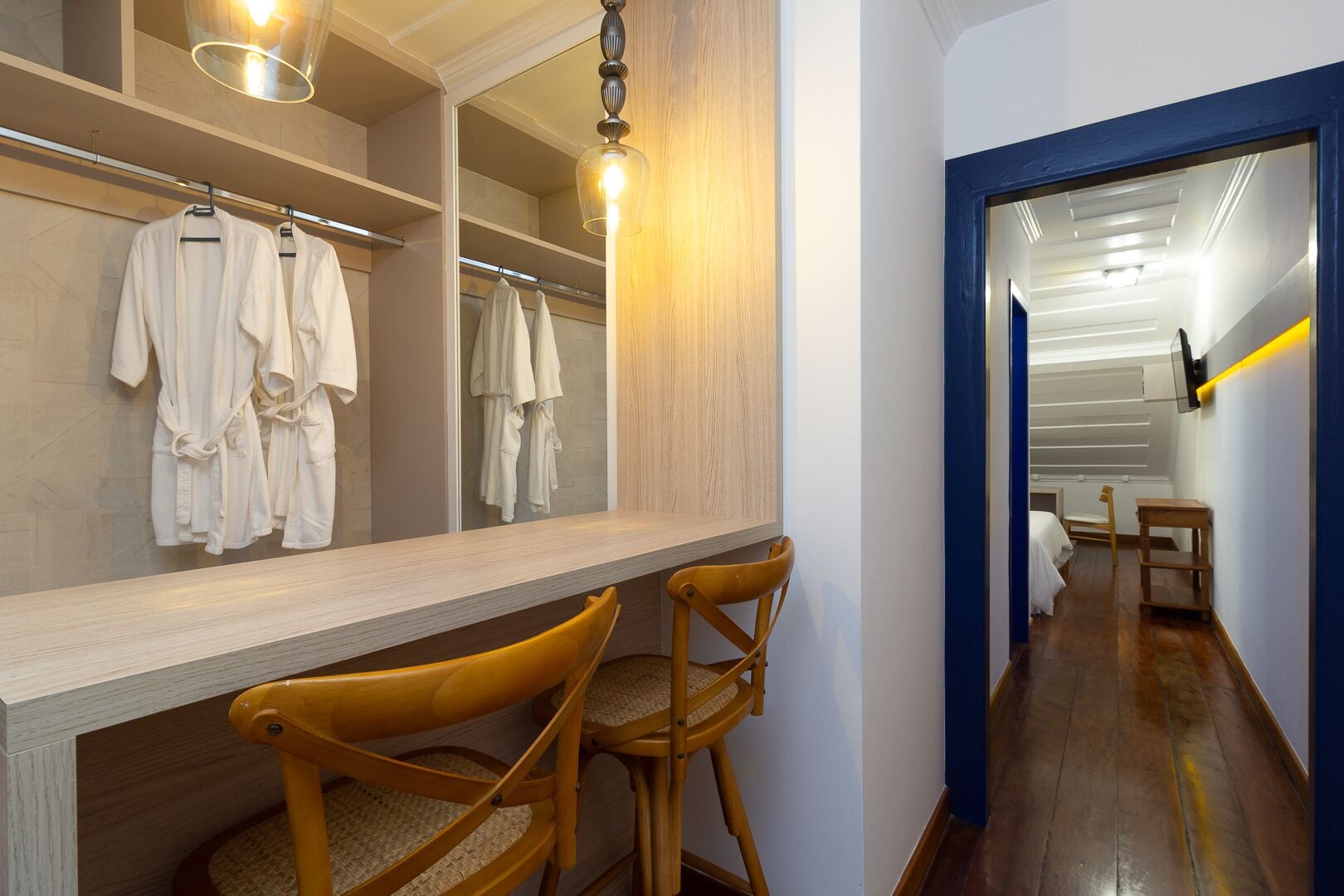 Suite, baignoire | Minibar, bureau, fer et planche à repasser, Wi-Fi gratuit