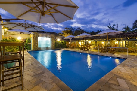 Una piscina al aire libre