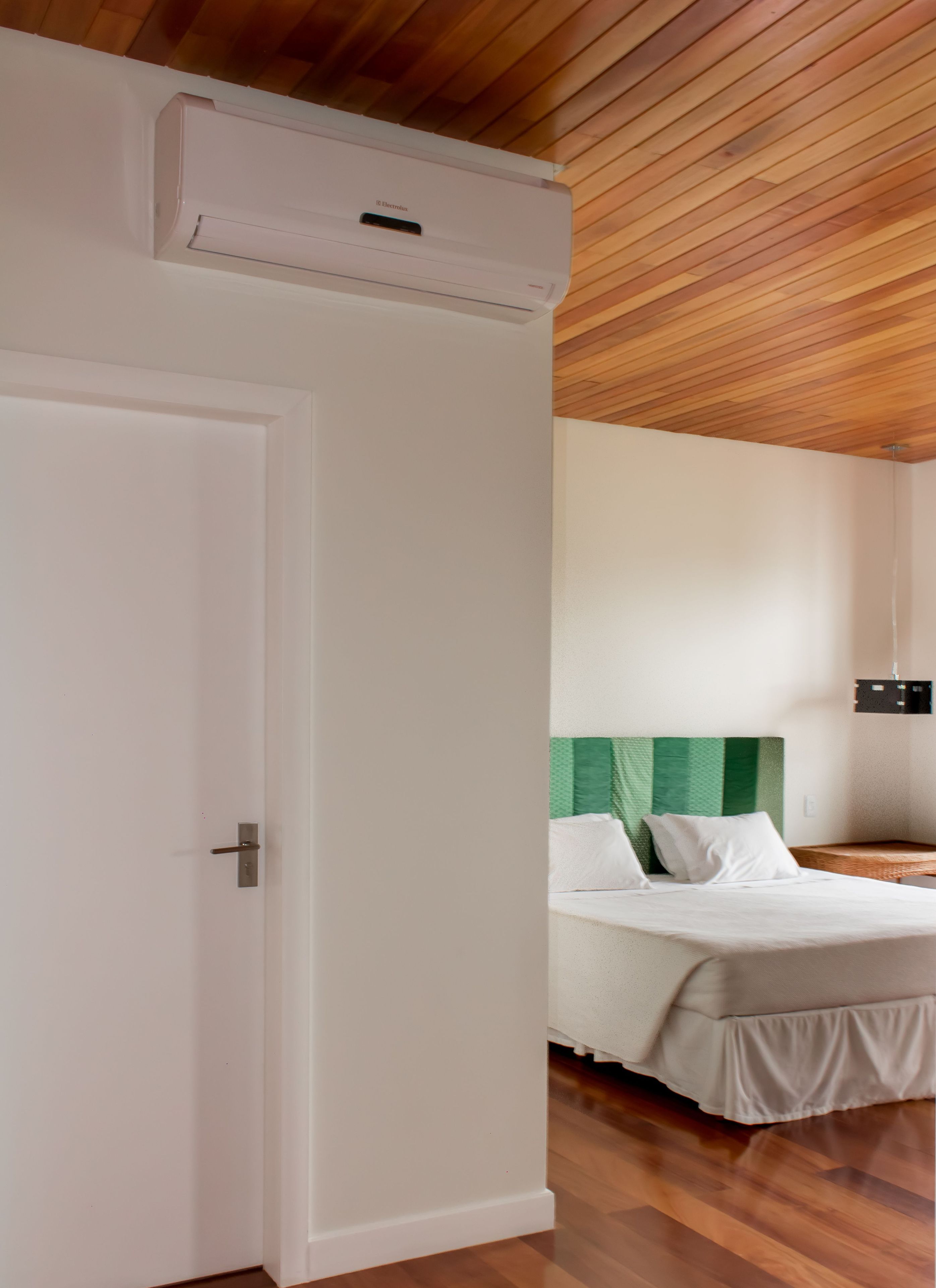 premium suite, 1 king bed, accessible | premium bedding, minibar, in-room safe, desk