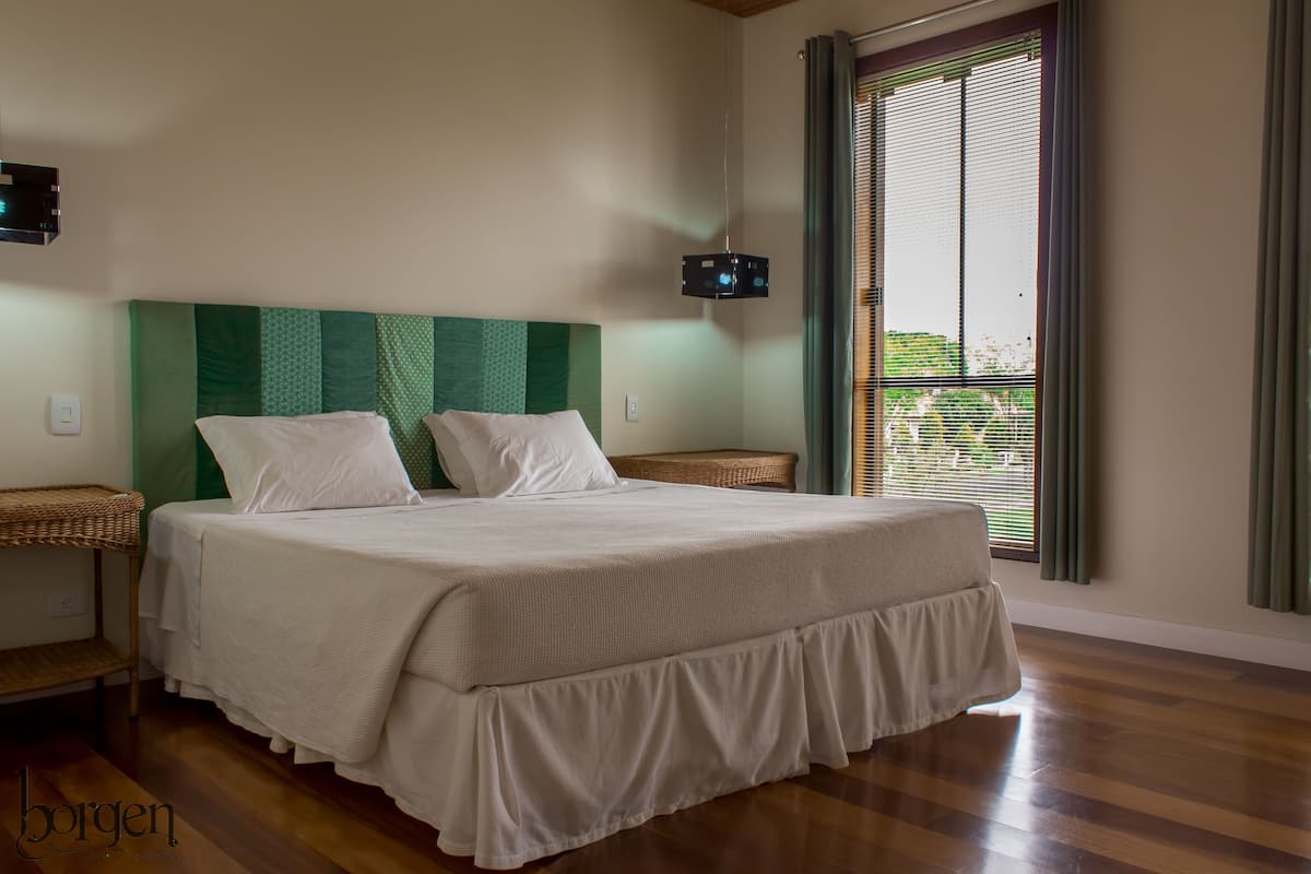 Premium Suite, 1 King Bed, Accessible | Premium bedding, minibar, in-room safe, desk