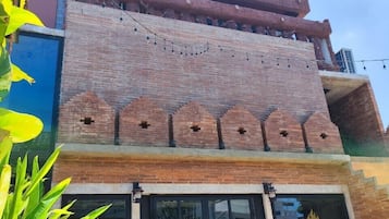 1 多间卧室、隔音、免费 WiFi、床单
