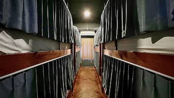 8-Bed Mixed Dormitory Room | Quartos à prova de som, Wi-Fi de cortesia, roupa de cama