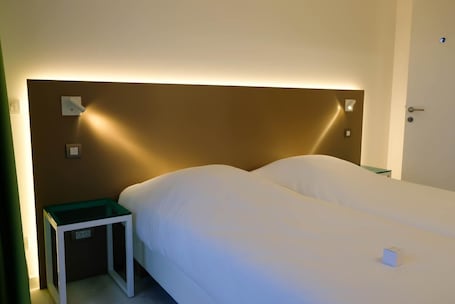 Minibar, in-room safe, desk, soundproofing. Corbie Lommel Ring