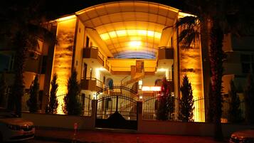 Voorkant accommodatie - avond/nacht