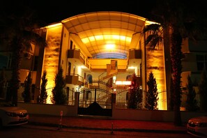 住宿正面 - 傍晚/夜晚