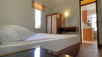 Familie appartement, 2 slaapkamers, keuken, uitzicht op stad | 2 slaapkamers, een bureau, geluiddichte muren, gratis wifi