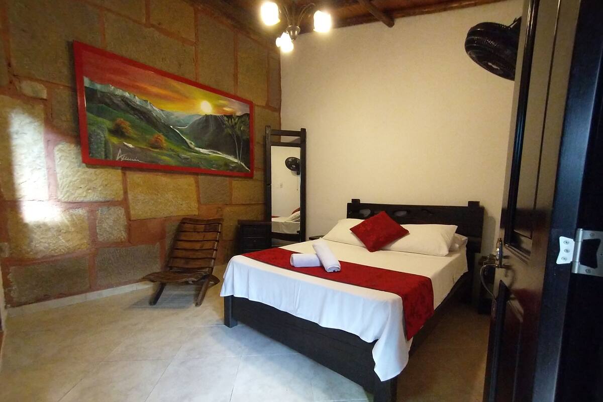 Quarto casal tradicional | Escrivaninha, ferros/tábuas de passar roupa, Wi-Fi de cortesia