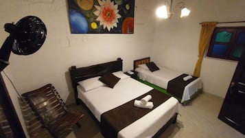 Traditional Triple Room | Meja, seterika/papan seterika, Wi-fi percuma