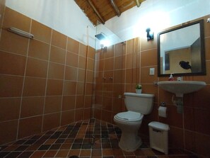 Habitación triple tradicional | Baño | Regadera, secadora de cabello, toallas 