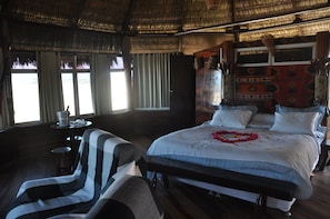 Habitación doble estándar | Minibar, tabla de planchar con plancha y internet por cable gratis