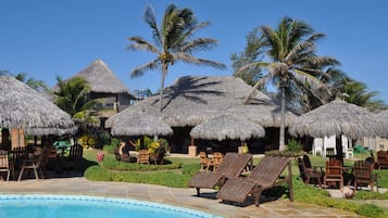 Piscine extérieure, parasols de plage, chaises longues