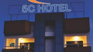 Un immeuble d’hôtel à plusieurs étages, doté de balcons et de fenêtres illuminées la nuit.