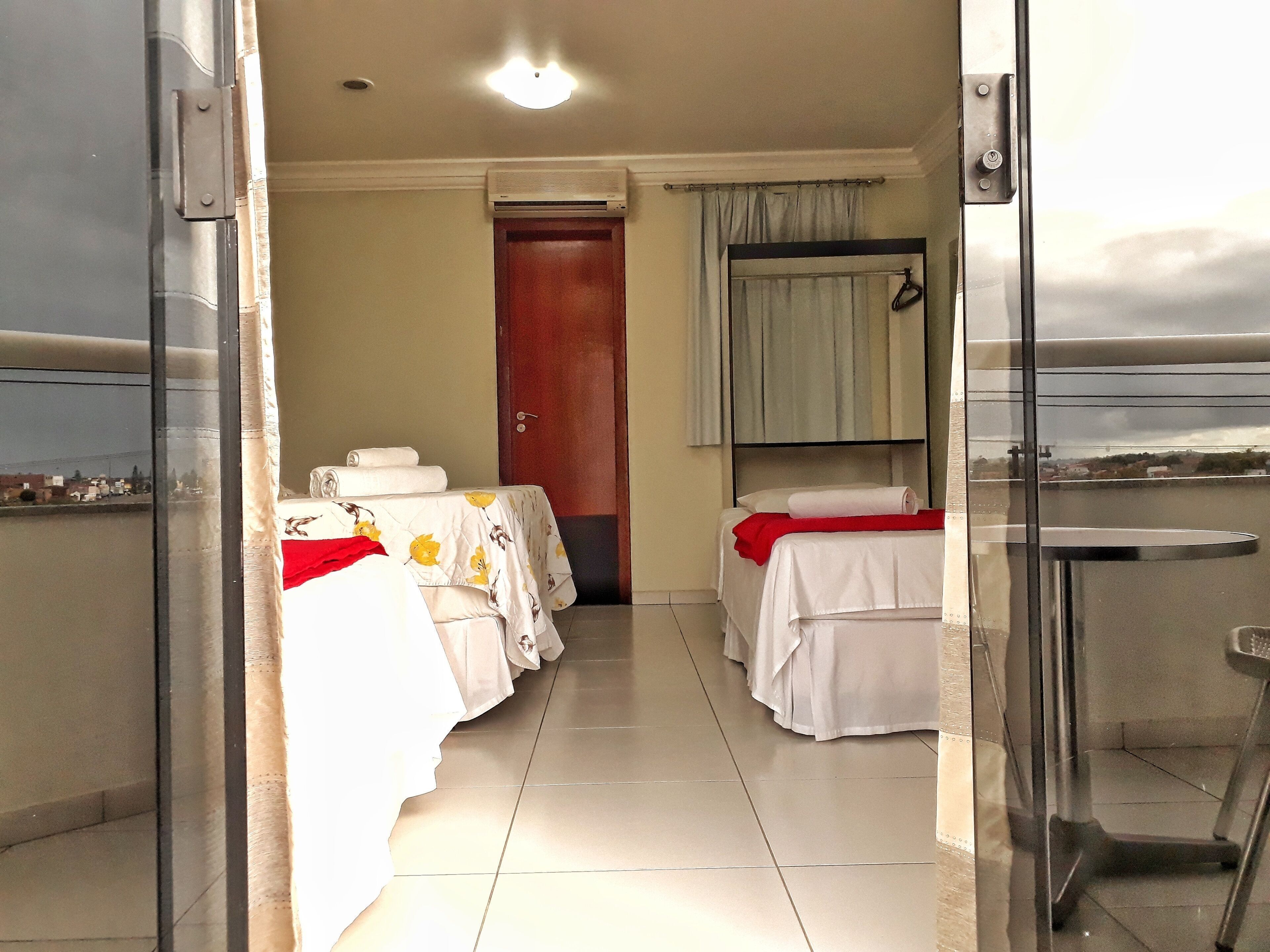 Ropa de cama de alta calidad, minibar y cortinas blackout 