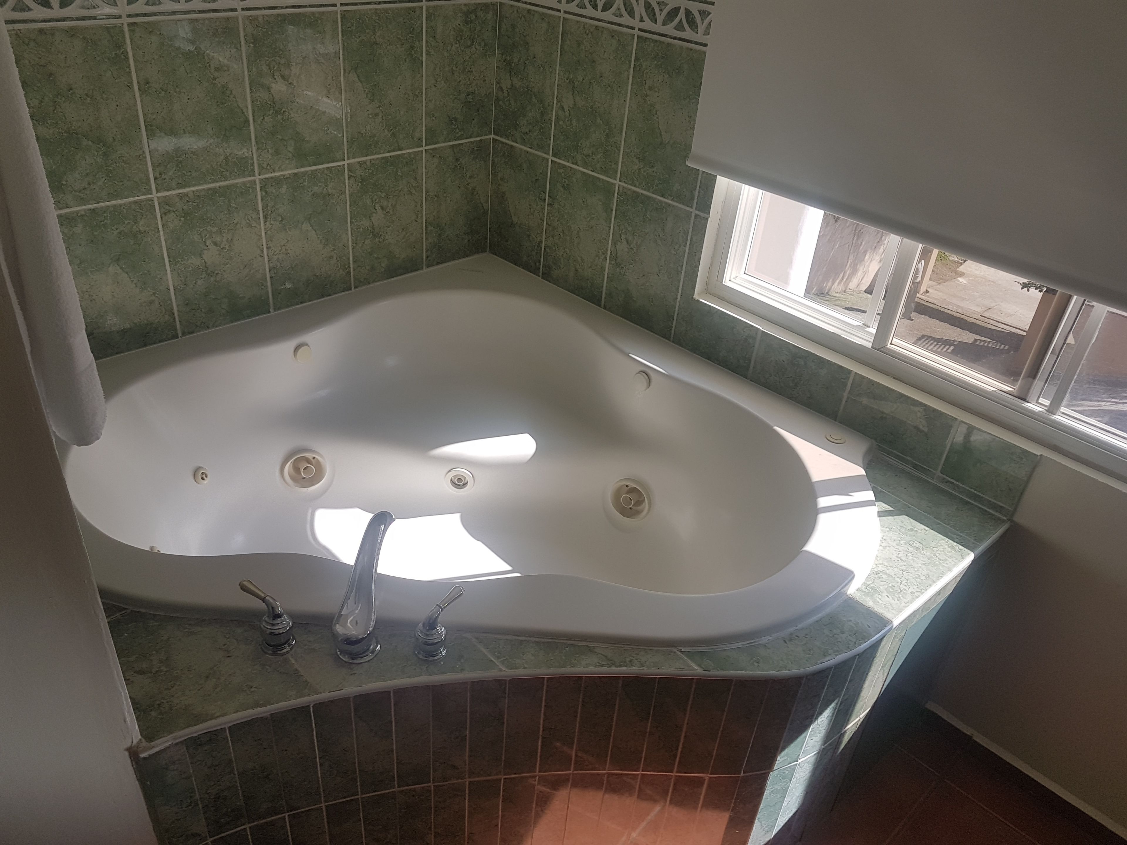 executive room, multiple beds | jetted bathtub