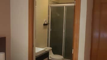 Un baño con inodoro, lavamanos y ducha.
