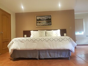 Executive Room, Multiple Beds | Premium bedding, down comforters, Select Comfort beds, in-room safe - All Days Inn and Out (Antiguo Cuscatlán)