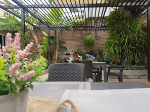 BBQ/picnic area - All Days Inn and Out (Antiguo Cuscatlán)