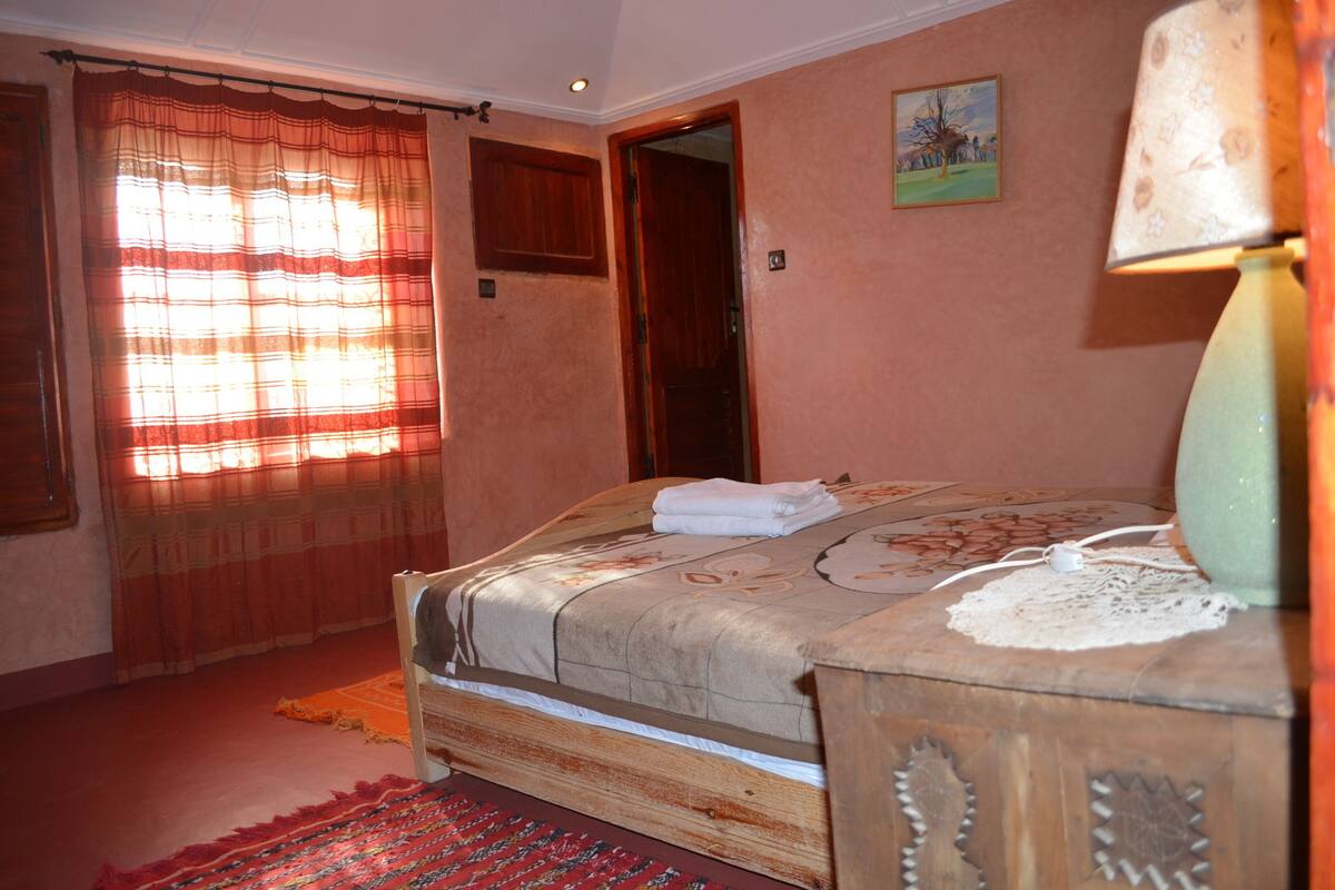 Single Room | Soundproofing, WiFi (free), bed sheets