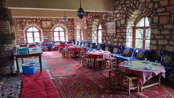 2 restaurants, serveren ontbijt, lunch, diner, lokale gerechten