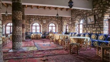 2 restoran, melayani sarapan, makan siang; sajian masakan lokal