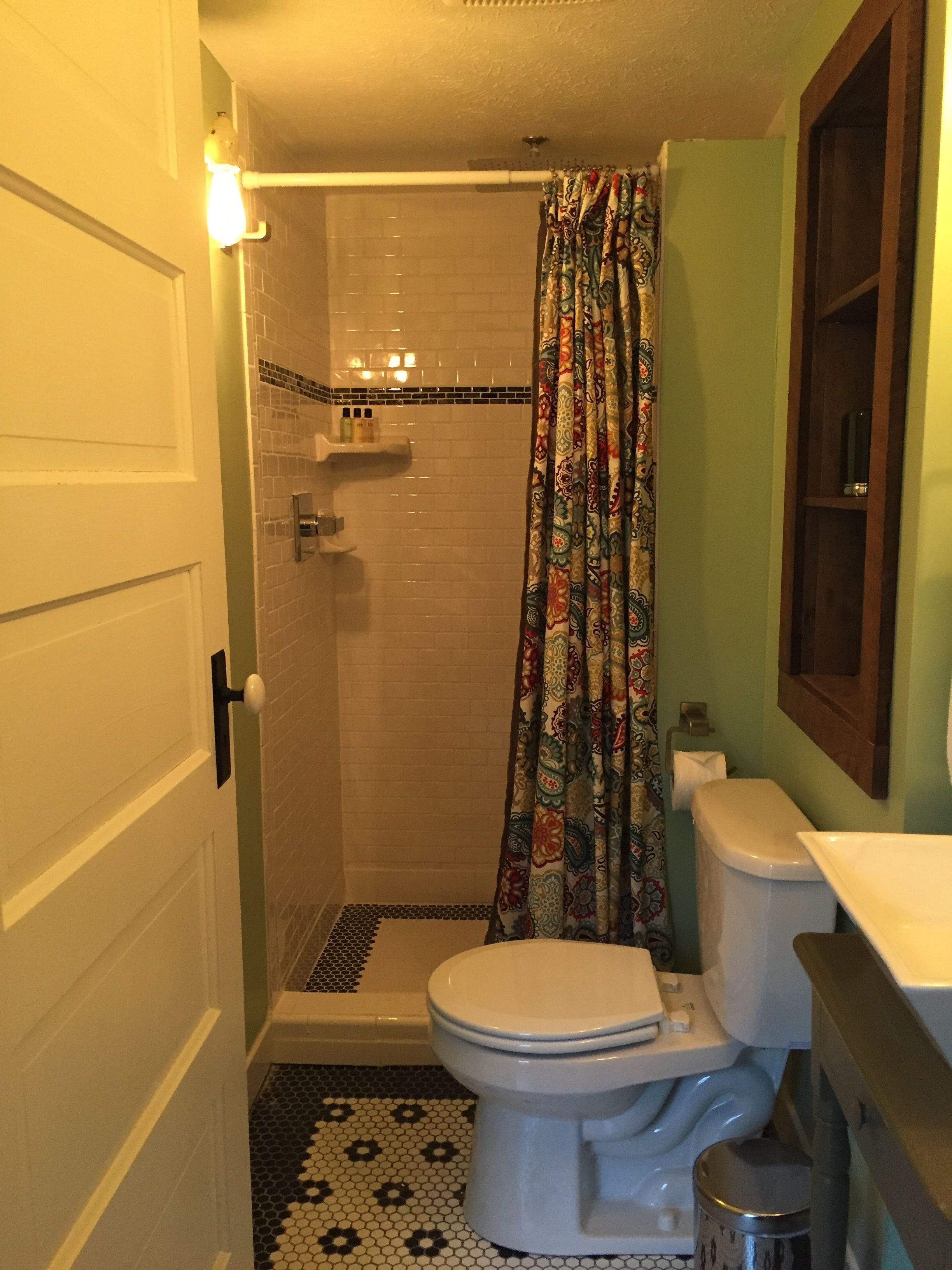 Un baño con ducha, inodoro y lavabo.