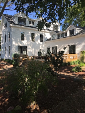 Terrace/patio - Judson Heath Colonial Inn (Saugatuck)