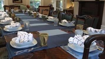 Café da manhã completo grátis todos os dias