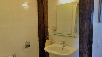 Une salle de bain avec des toilettes, un lavabo et une baignoire.