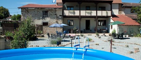 Una piscina al aire libre de temporada