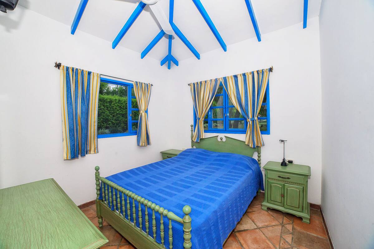 Cabaña familiar, 2 habitaciones | Tabla de planchar con plancha, cunas gratuitas y wifi gratis