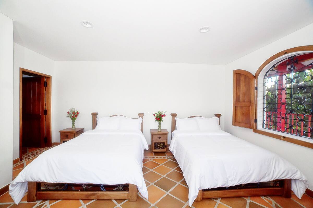 Habitación con 2 camas individuales, 2 camas matrimoniales | Tabla de planchar con plancha, cunas gratuitas y wifi gratis